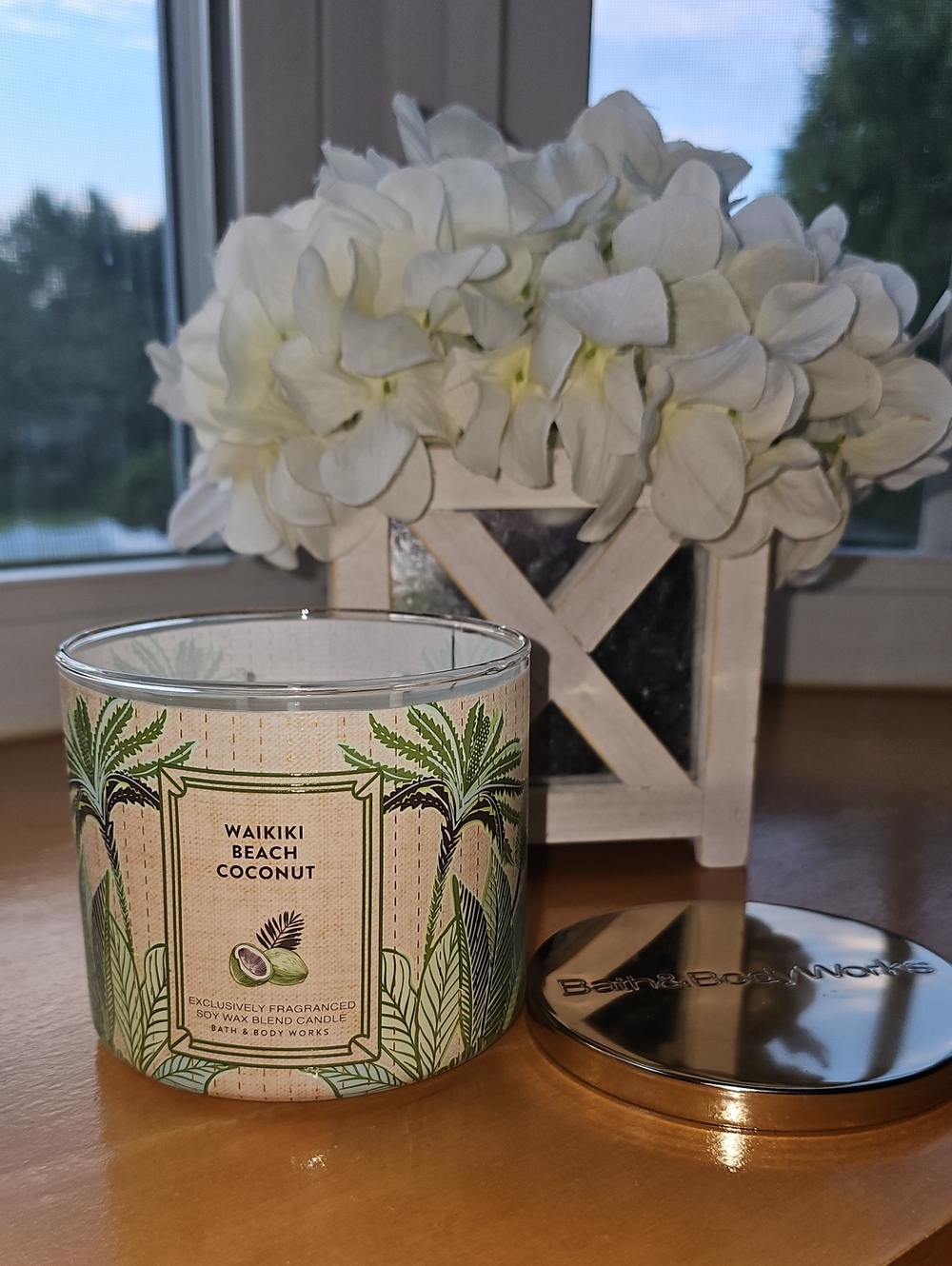 Bath & Body Works Waikiki Beach Coconut 3-wick Candle - White & Green
